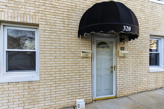 Building Photo - 320 Clarendon St