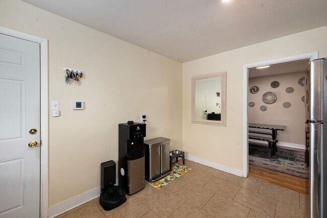 Building Photo - Spacious Top Unit of Quadplex in Park Hill