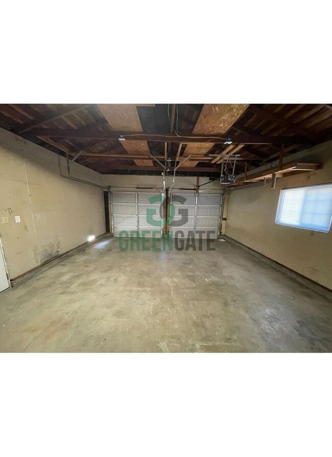 Building Photo - BEAUTIFUL 3 BEDROOM 2 BATH HOME MOVE IN RE...