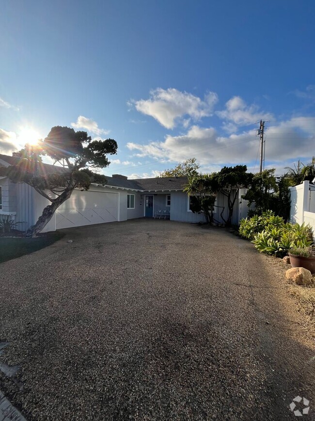 Building Photo - RARELY AVAILABLE! STUNNING 3BD/2BA ON CORO...