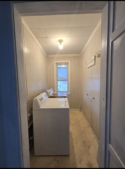 Building Photo - 32 Charles St