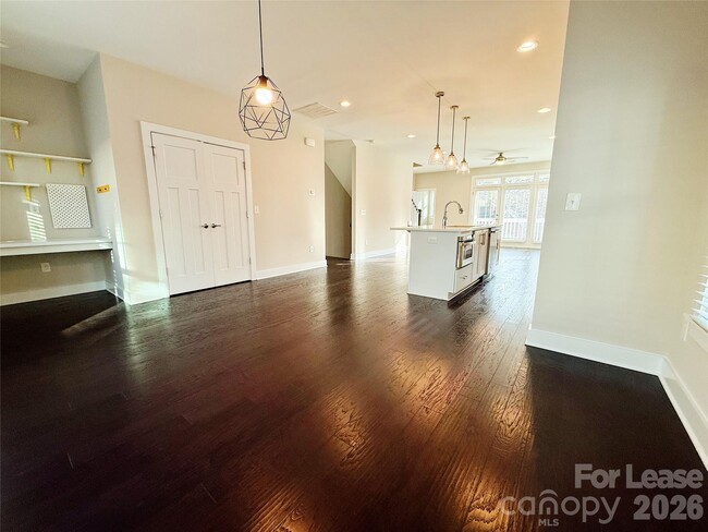 Building Photo - 1424 W 4th St