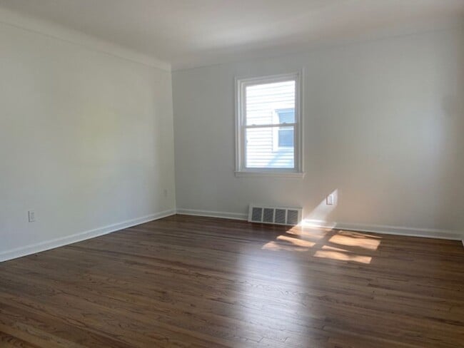 Building Photo - GORGEOUS 3 BED 2 BATH BUNGALOW IN ROYAL OAK ---- MINERVA