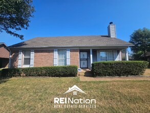 Building Photo - MEMPHIS CHARMER! | Vaulted Ceilings & Brick Fireplace | 3 Bed / 2 Bath