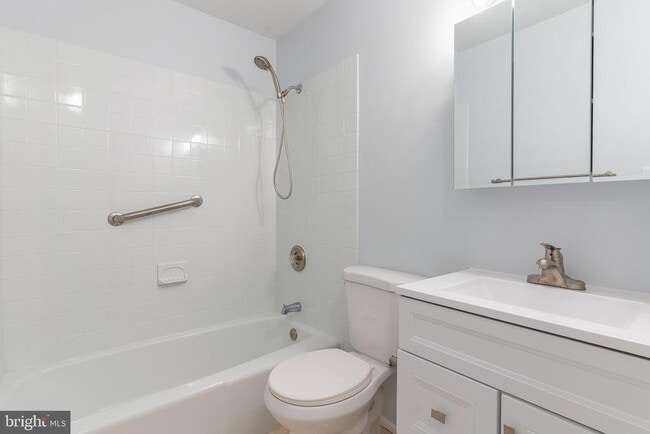 Building Photo - 8708 Village Square Dr