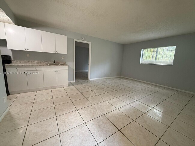 Building Photo - 2018 NW 43 Terrace