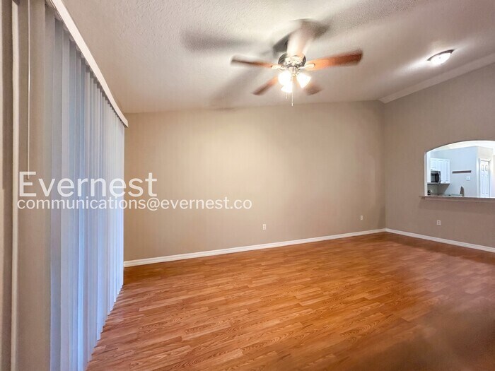 Building Photo - 3435 Village Green Ct