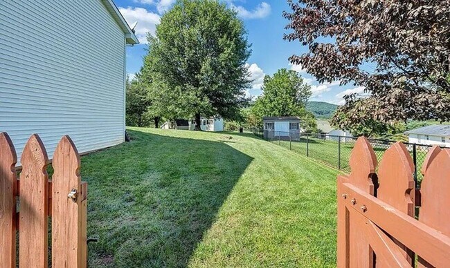 Building Photo - 133 Gala Dr