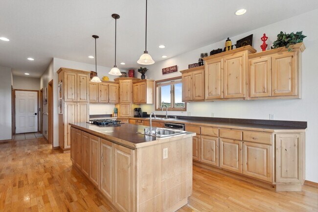 Building Photo - 5-bedroom, 3-bathroom furnished home in Kalispell, Montana!