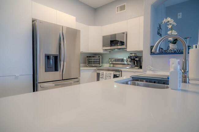 Building Photo - 3/2~Soho St ~ Resort Style Living!!!