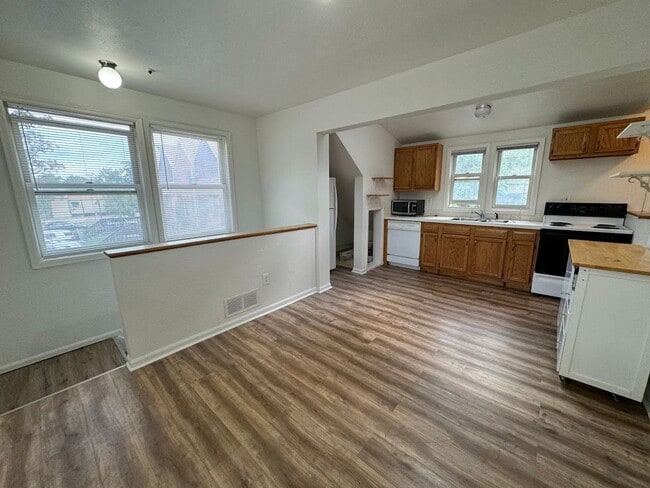 Primary Photo - Goss Street Duplex