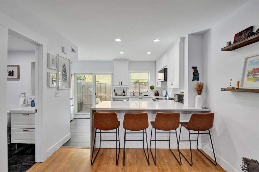 Building Photo - 120 NE 20th Ct