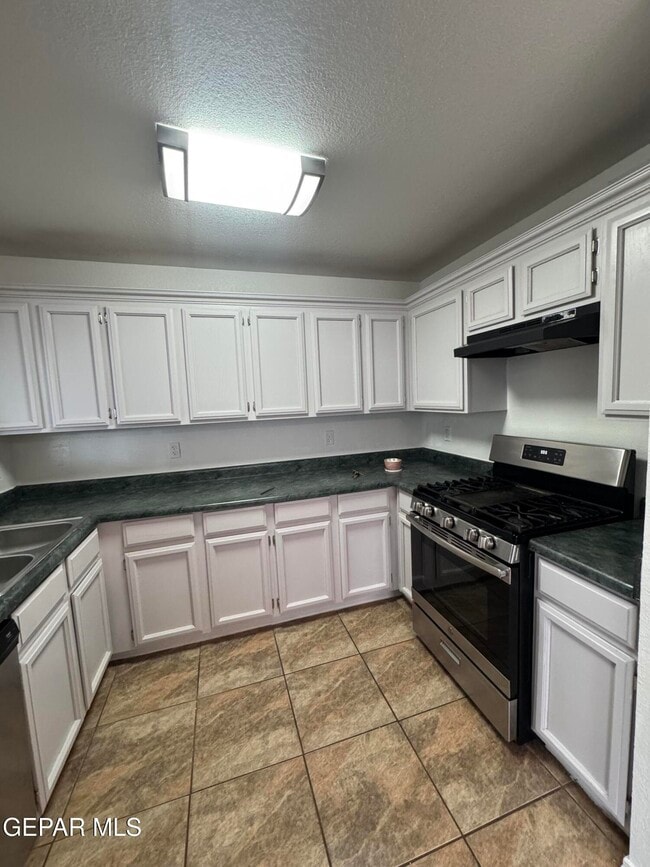 Building Photo - 3033 Tierra Humeda Dr