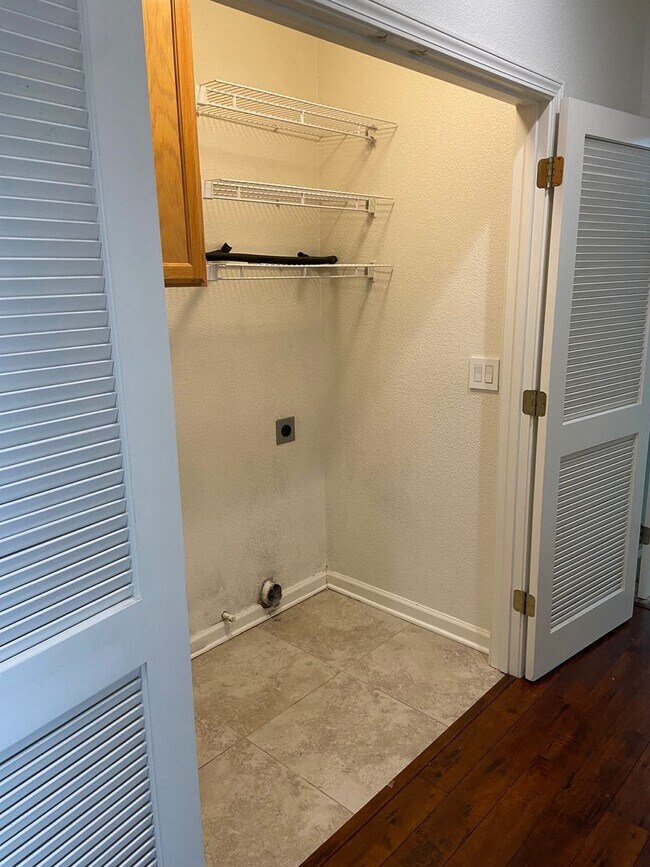Building Photo - East Roseville - Near Olympus Point - 3 Bdrm, 2 Bath