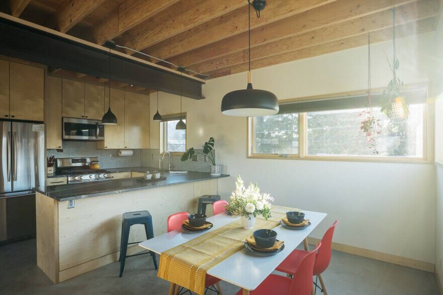 Building Photo - 602 N Willson Ave