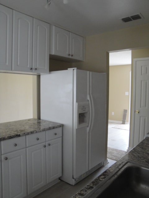 Building Photo - CLOSE TO SHOPPING AND SCHOOLS AVAIL OCTOBER 2nd