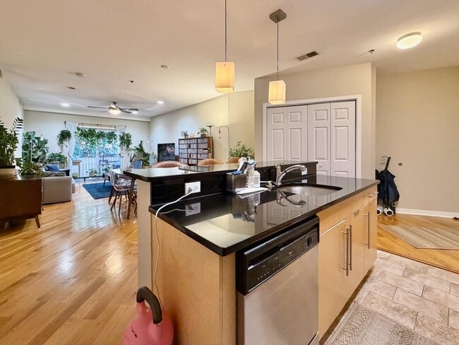 Building Photo - 83 Monroe St