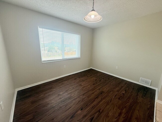 Building Photo - 2 bed 1 bath condo close to IMG