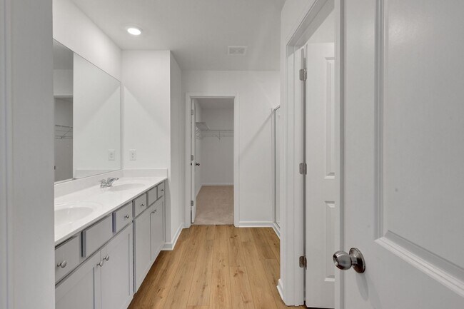 Building Photo - Stunning 4BR House in Hampton