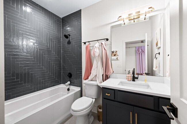 Building Photo - Stunning 3BE/3BA in one of Nashville's hot...