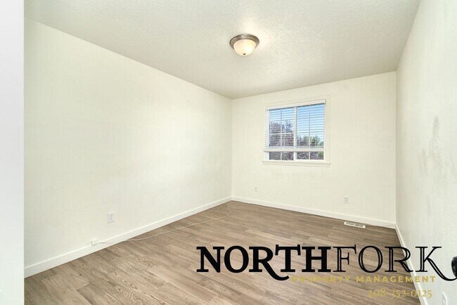 Building Photo - Perfectly Placed Meridian Home in Convenient Location