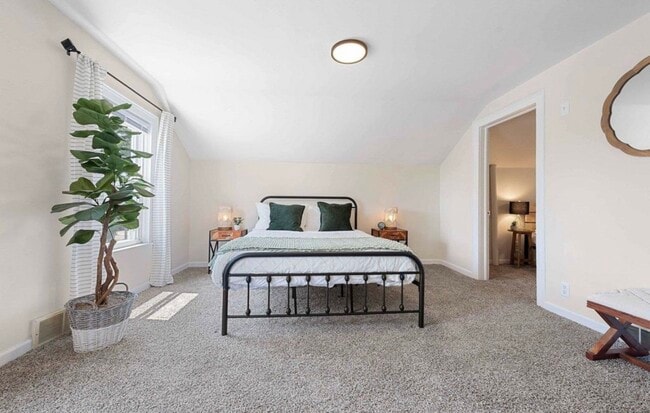 Building Photo - 532 W 5th Ave