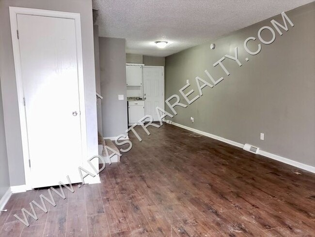 Building Photo - Very Nice 3 Bedroom/1 Bath Duplex in Olath...