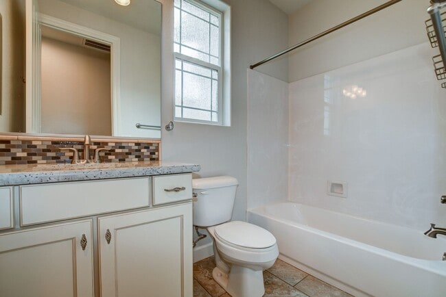 Building Photo - Well Appointed Home for Rent in Astoria!