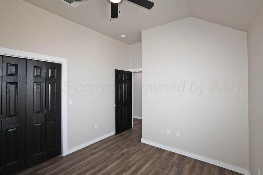 Building Photo - 925 E Loop 335 S