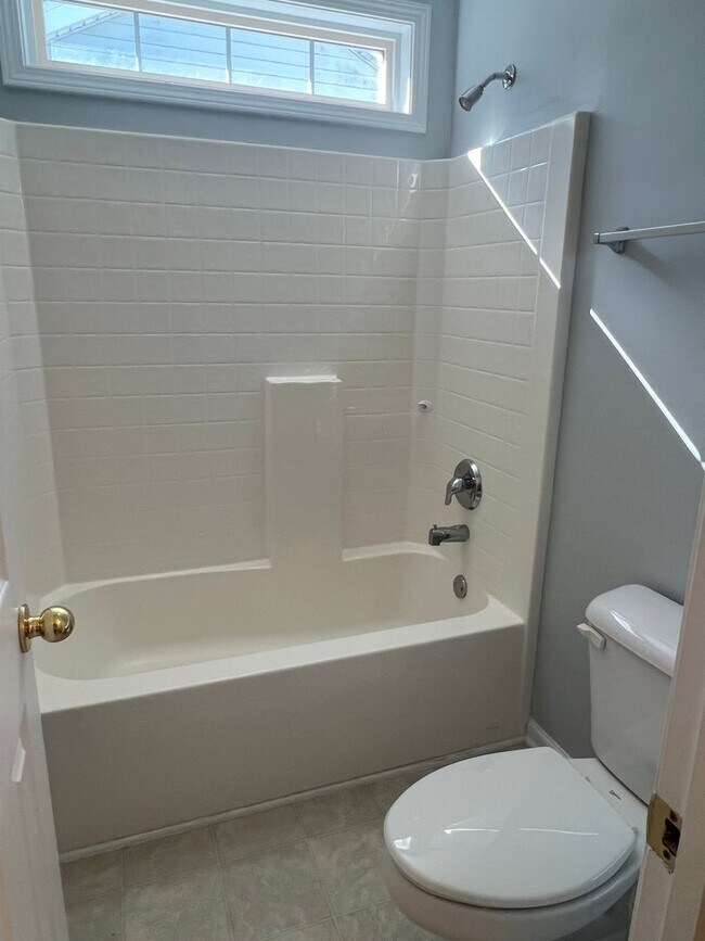 Building Photo - Three Bedroom Home in Pinecrest with Garage