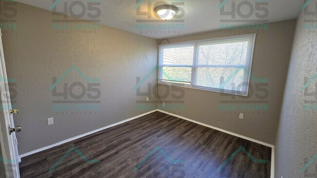 Building Photo - 3 Bedroom in MWC!