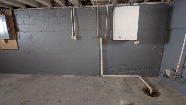 Building Photo - Discover this well-maintained 3-bedroom, 1-bath home in Akron