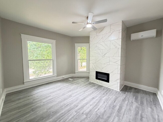 Building Photo - Huge 4 Bed and 2.5 Bath Home!