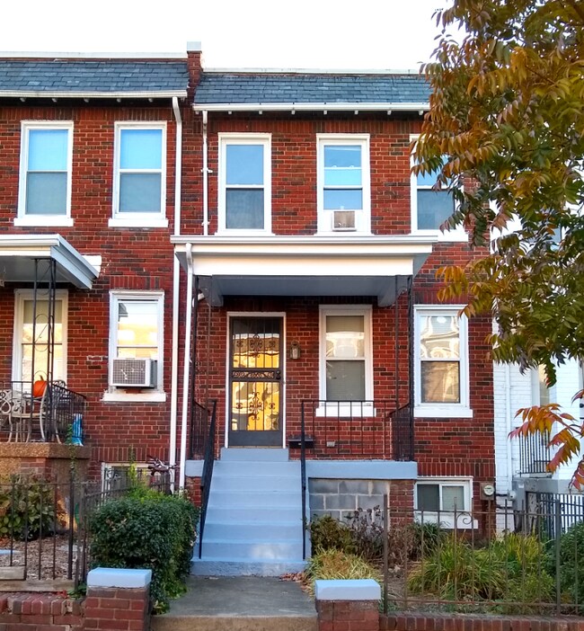 Building Photo - 1121 Oates St NE