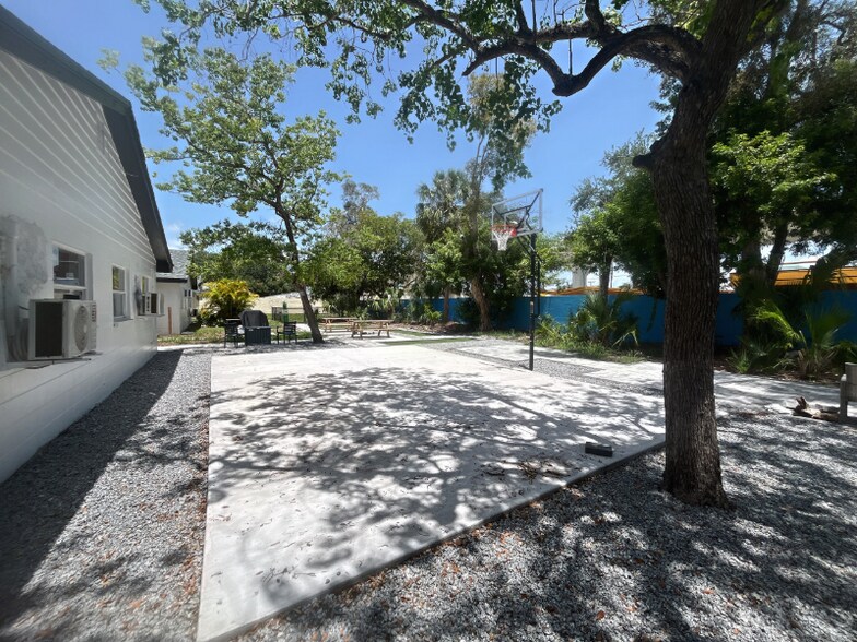 Building Photo - 4511 W McElroy Ave