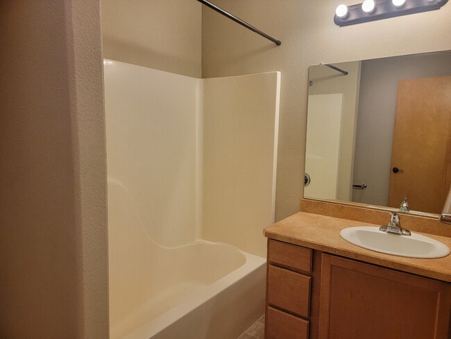 Building Photo - 502 SW Evergreen Ave