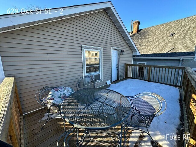 Building Photo - 629 SE Oak St