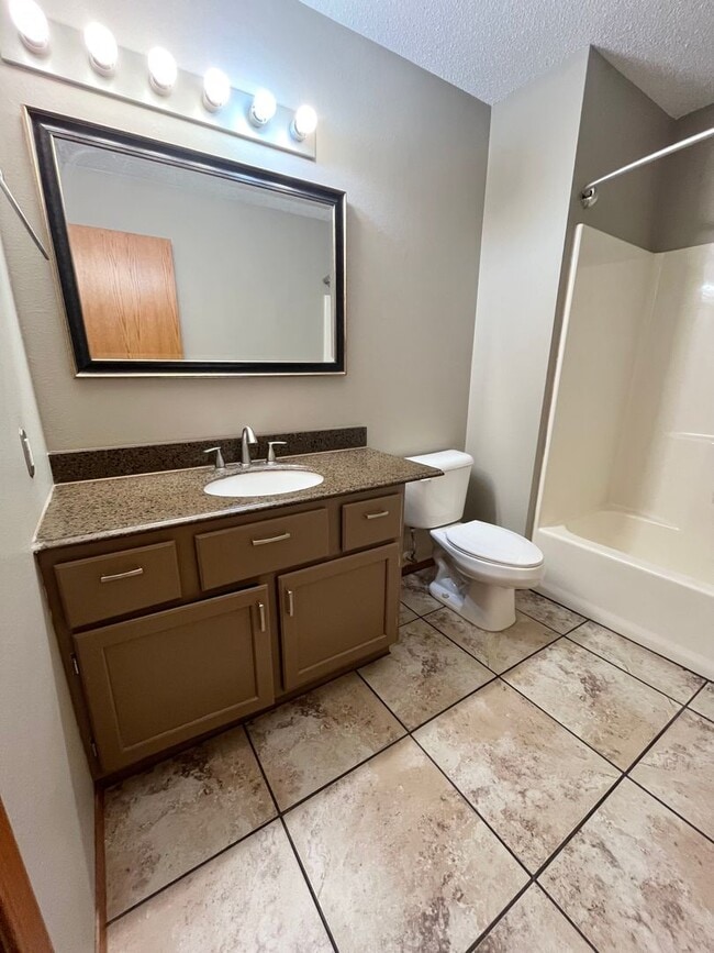 Building Photo - Spacious End Unit 2 Bed/1 Bath Townhome!