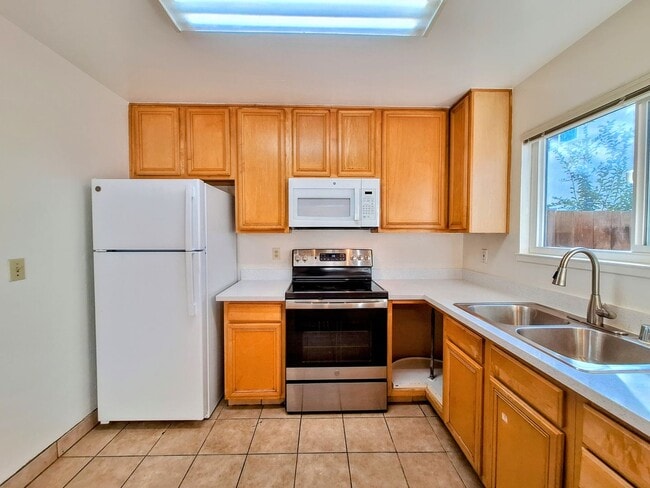 Building Photo - Refurbished 3bd Townhouse Style Apartment