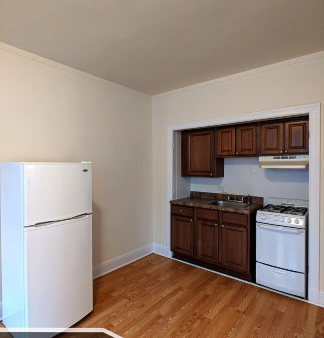 Building Photo - 3335 W Diversey Ave