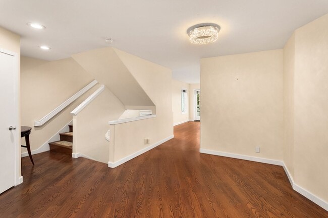 Building Photo - 3 bedroom townhome in perfect location in ...