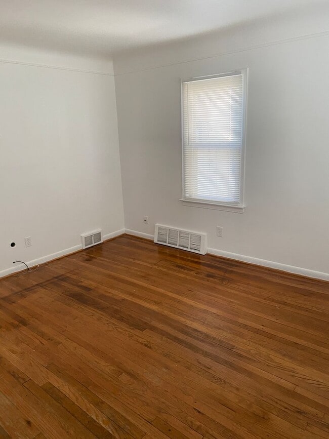 Building Photo - 3 bedroom 2 bath bungalow with basement and garage in Wayne