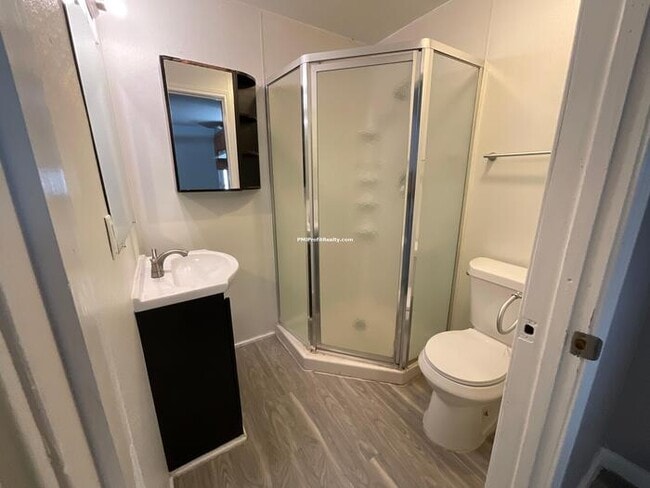 Building Photo - Two Story One Bedroom Apartment