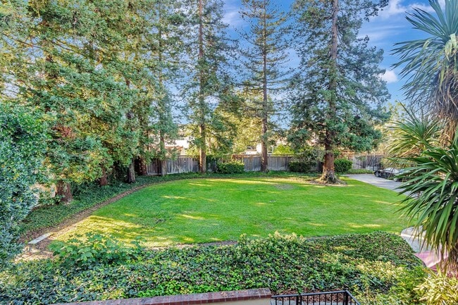 Building Photo - Elegant 3-Bedroom Home with Modern Upgrade...