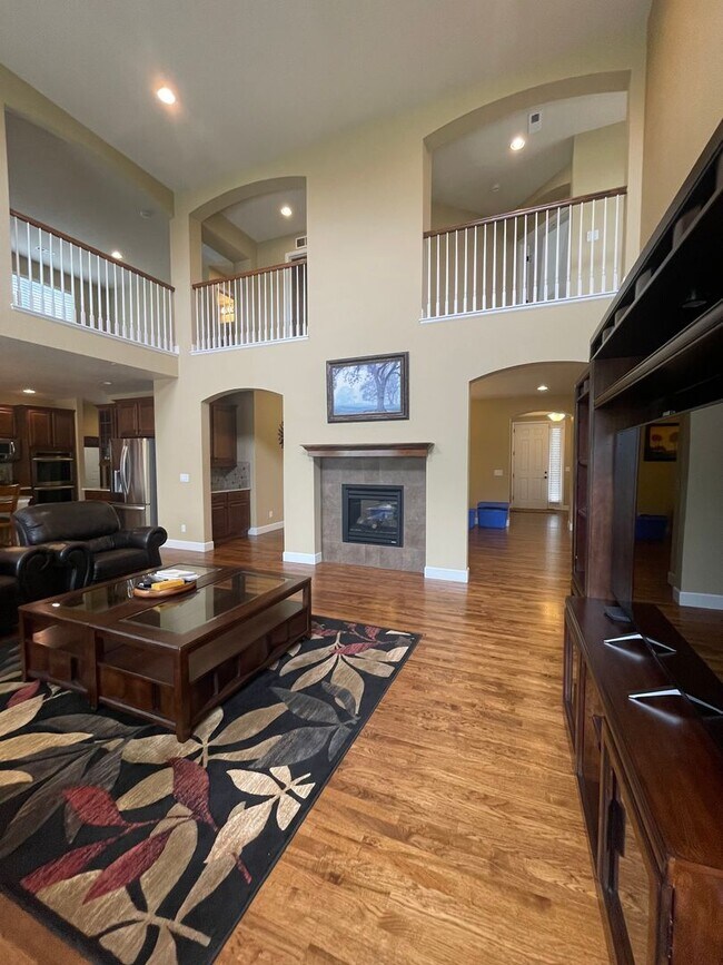 Building Photo - Sprawling Two-Story Home in SE Ft. Collins