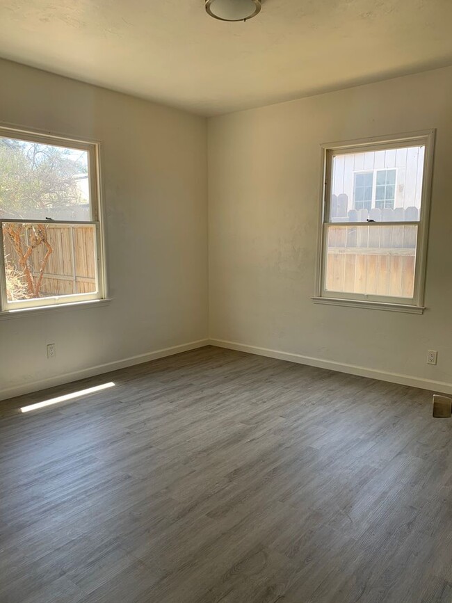 Building Photo - 2 Br 1 Ba Available Now