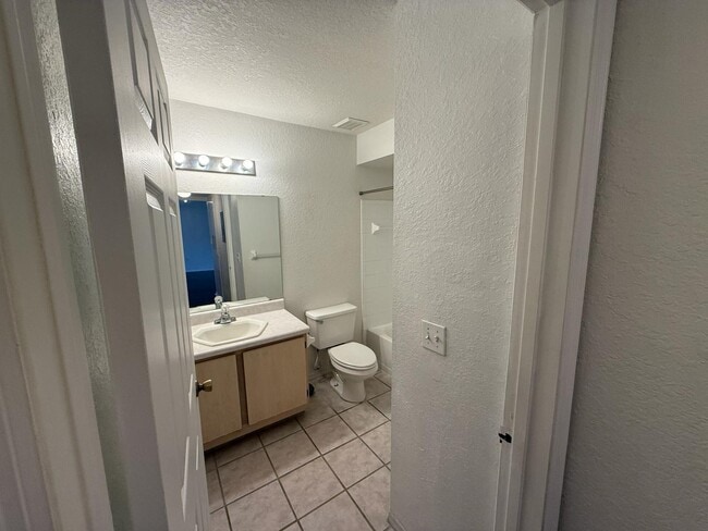Building Photo - 13941 Fairway Island Dr
