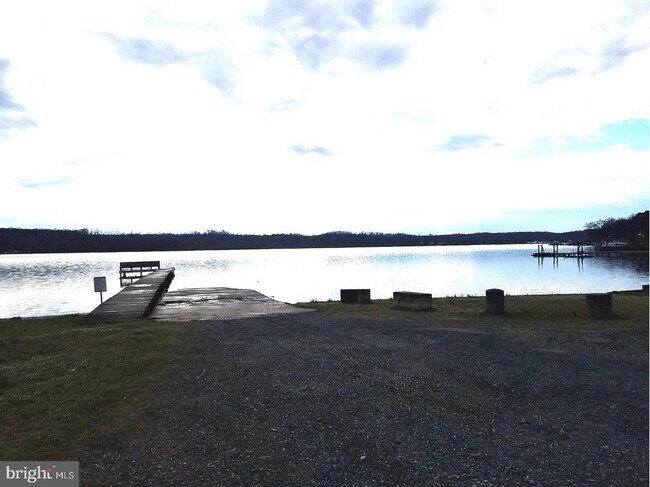 Building Photo - 20 Sandy Ln