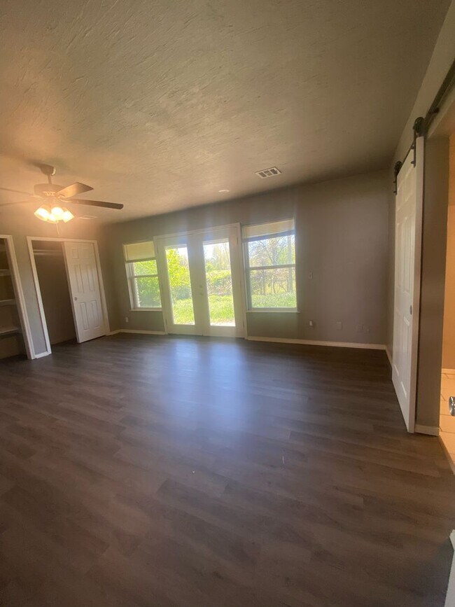 Building Photo - Gorgeous 3 Bed, 2 Bath Home with Modern Up...