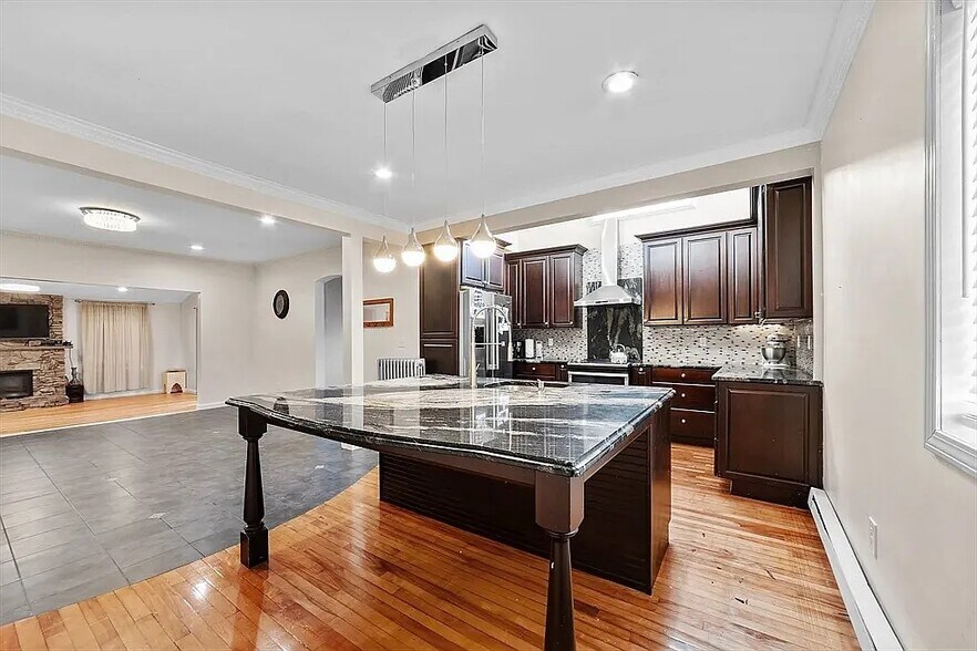 Building Photo - 15 Ancona Rd